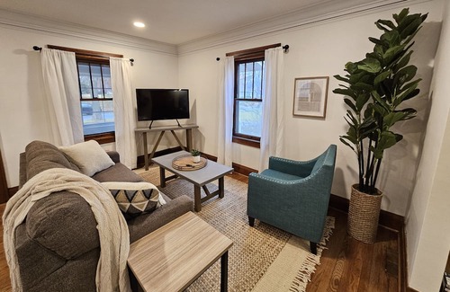 Des Moines Cottage | Cozy charm in peaceful Waterbury. 5 minutes from downtown Des Moines and Drake