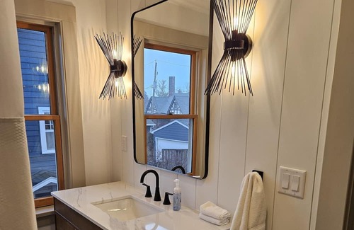 Des Moines Cottage | Cozy charm in peaceful Waterbury. 5 minutes from downtown Des Moines and Drake