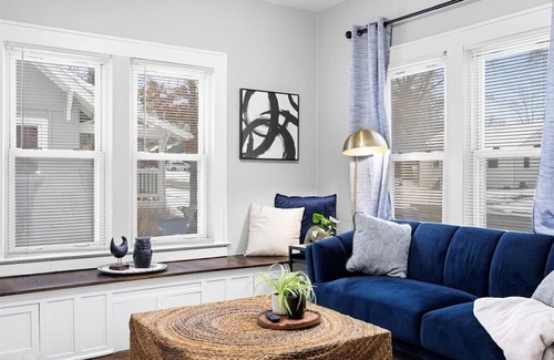 Lee's Summit House | Charming Freshly Remodeled Home / Prime Location