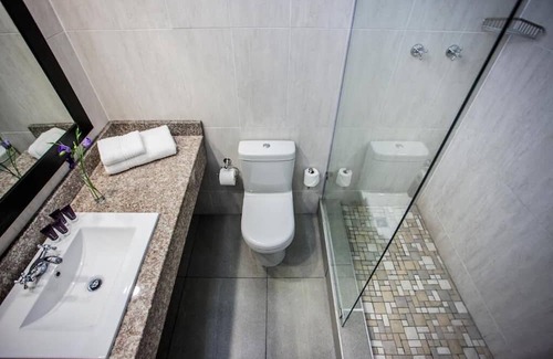Maseru House | A Haven of Comfort & Convenience: Pool View, Shuttle Service and Free Parking!