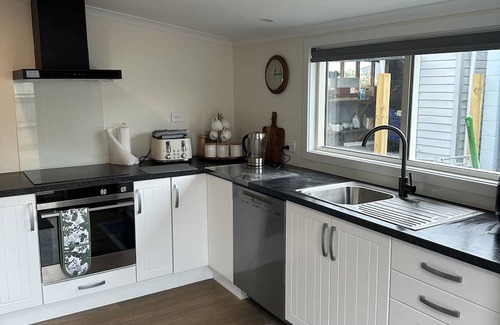 Timaru House | Beautifully renovated duck back cottage Close to Bay and town