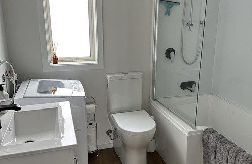 Timaru House | Beautifully renovated duck back cottage Close to Bay and town