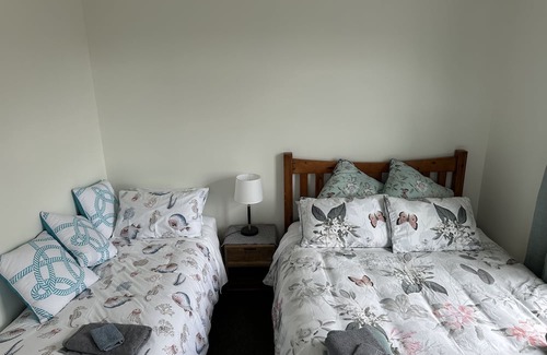 Timaru House | Beautifully renovated duck back cottage Close to Bay and town