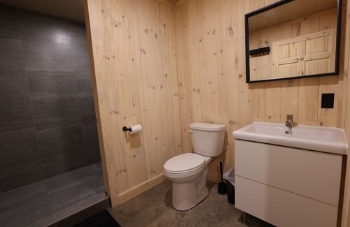 Sainte-Seraphine Cabin | Le Lodge Vous Offre une Expérience Paisible et Immersive en Zone Agricole