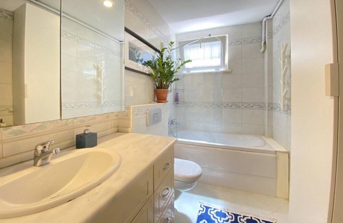 Uskudar Apartment | Flat with Bosphorus View and Backyard in Uskudar