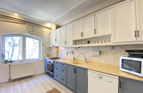 Uskudar Apartment | Flat with Bosphorus View and Backyard in Uskudar