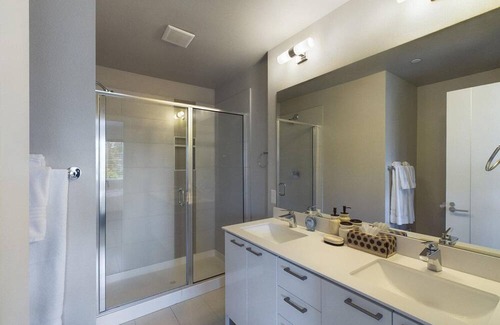 Sammamish House | Stylish Sammamish 1BR w/ Parking & In-Unit W/D, by Blueground