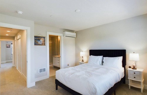 Sammamish House | Stylish Sammamish 1BR w/ Parking & In-Unit W/D, by Blueground