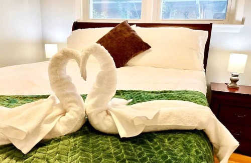 Elmhurst House | NEW - 5 mins from Elmhurst Uni - Elmhurst Hospital - Pet Friendly