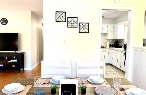 Elmhurst House | NEW - 5 mins from Elmhurst Uni - Elmhurst Hospital - Pet Friendly