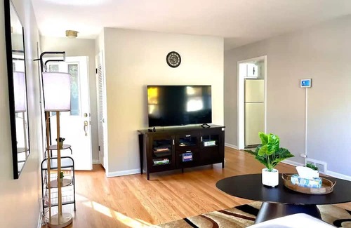 Elmhurst House | NEW - 5 mins from Elmhurst Uni - Elmhurst Hospital - Pet Friendly