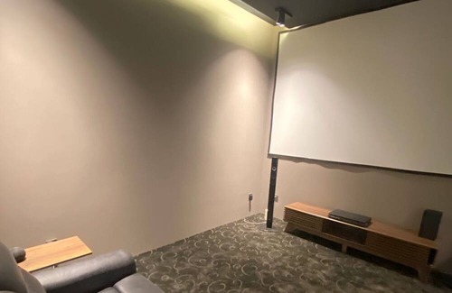 Spring Ski Chalet | 5 minutes to airport