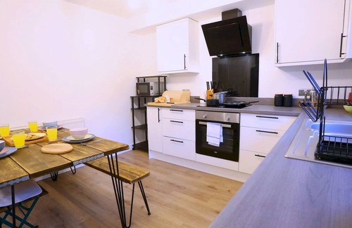 Prestwich House | Pass the Keys | King Bed House Next To Heaton Park | W&M Discounts