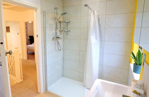 Prestwich House | Pass the Keys | King Bed House Next To Heaton Park | W&M Discounts