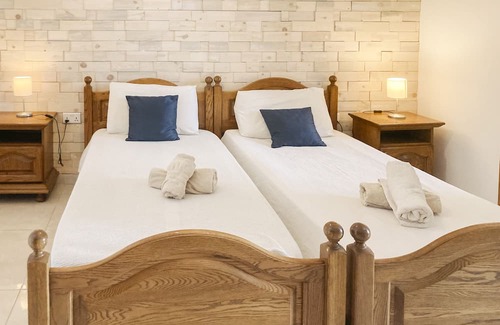 Pieta Apartment | XL Central Home, Close to Valletta and Sliema, King Size Bed