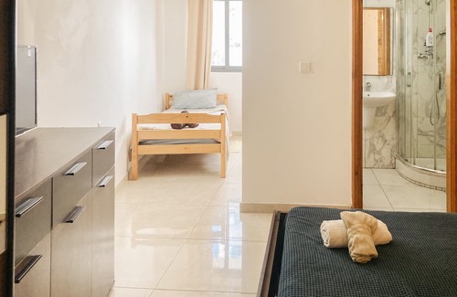 Pieta Apartment | XL Central Home, Close to Valletta and Sliema, King Size Bed