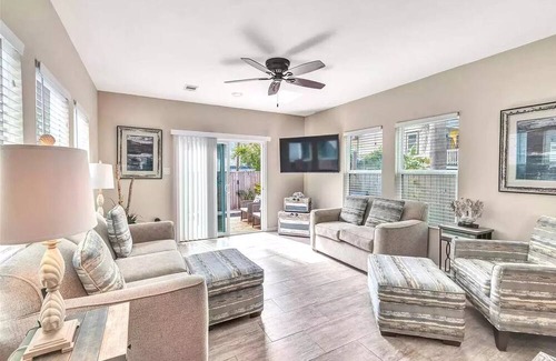 Galveston House | Cozy cottage w/private pool-- 5 minutes from the beach!
