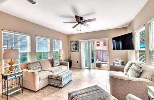 Galveston House | Cozy cottage w/private pool-- 5 minutes from the beach!