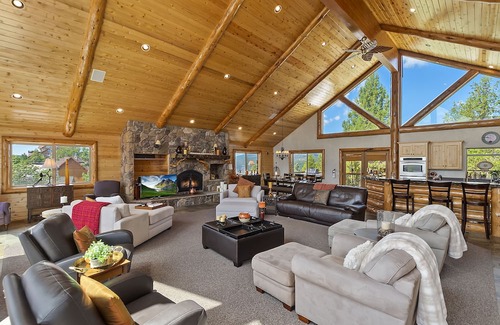 Castle Glen Estates House | Panoramic views, Lake and Mountains. Hot tub, Playground, Firepit, Game room.