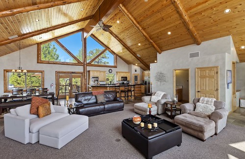 Castle Glen Estates House | Panoramic views, Lake and Mountains. Hot tub, Playground, Firepit, Game room.