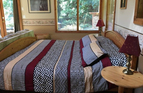 Bowen Island Cabin | Spacious Cedar Cottage on Tranquil Retreat Centre. 38-Acres of Lush Rainforest