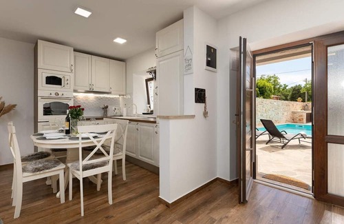 Cepljani House | Villa Stonehouse is a nice rustic terraced house only 3,5 km from the sea and the town Umag.