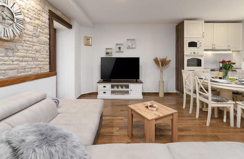 Cepljani House | Villa Stonehouse is a nice rustic terraced house only 3,5 km from the sea and the town Umag.