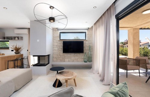 Kadumi House | Villa Vallis, modern villa for 4 people with heated pool, whirlpool and sauna only 5.5 km from Porec