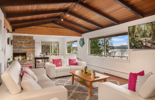 Sammamish House | Beautiful Sammamish Lake View Resort Like Unit near Microsoft!