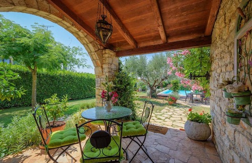 Rosini House | Villa Rossa is a charming renovated Istrian stone house located in the village Rosini near Porec.