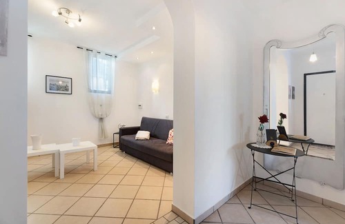 Dormelletto House | Holiday Home 'Margot Ca Bianca Dormelletto' with Shared Pool and Wi-Fi