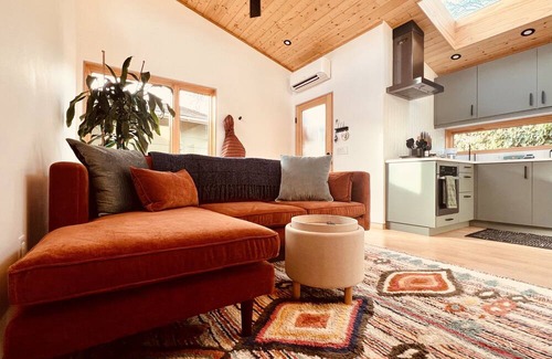 Friendly Apartment | Cozy, private couples retreat. Minutes from Hayward Field, UofO, and Downtown.