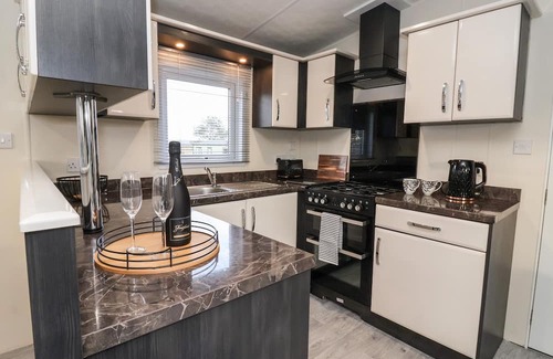 West Heslerton Cottage | TORTWORTH LODGE, pet friendly, with hot tub in Sherburn