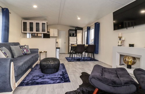 West Heslerton Cottage | TORTWORTH LODGE, pet friendly, with hot tub in Sherburn