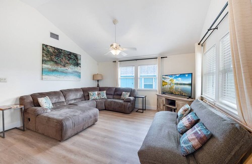 Leeward Sands House | Sleeps 9! Pet friendly!