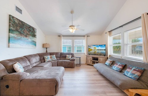 Leeward Sands House | Sleeps 9! Pet friendly!