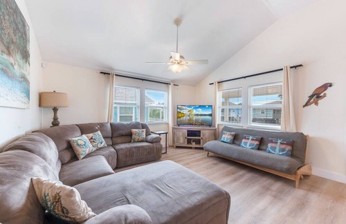 Leeward Sands House | Sleeps 9! Pet friendly!