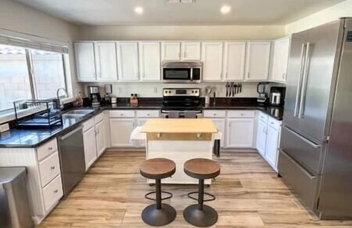 Barton Hills House | Priv Oasis w/ Pool & Pool Table | Discounted*