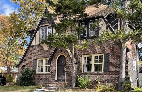 Springfield House | Comfortable Tudor next to all the w MA college’s . lake and park steps away, MGM