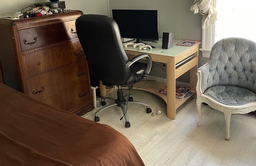 Springfield House | Comfortable Tudor next to all the w MA college’s . lake and park steps away, MGM