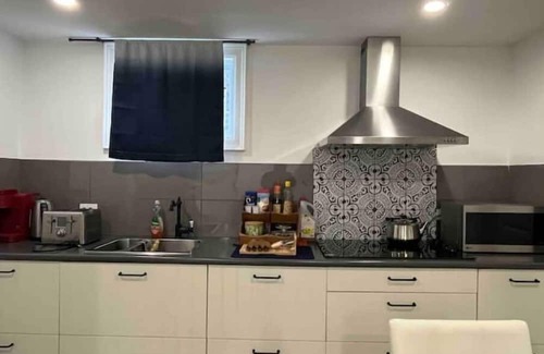 Richmond Hill Apartment | cozy1bedroom Guest suite(1queen bed+1 double Sofa bed,1floor mattress (5Guests)