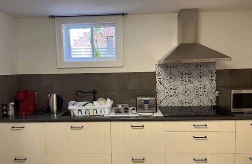 Richmond Hill Apartment | cozy1bedroom Guest suite(1queen bed+1 double Sofa bed,1floor mattress (5Guests)