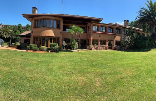 Berreaga-Mendi Villa | Royal Suite at Basque Palace