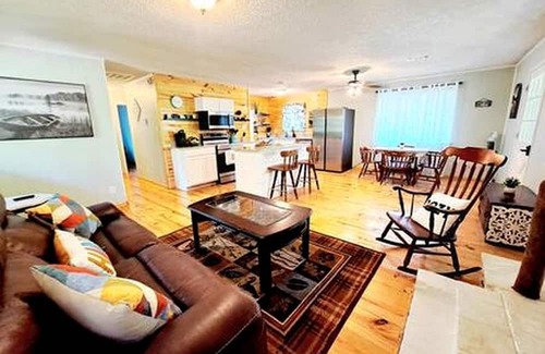 Jefferson Cabin | Lakefront Family Cabin with Jacuzzi, Fire Pit and Yard in Texas