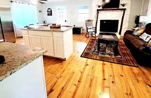 Jefferson Cabin | Lakefront Family Cabin with Jacuzzi, Fire Pit and Yard in Texas