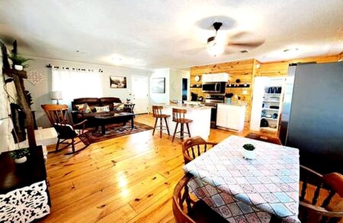 Jefferson Cabin | Lakefront Family Cabin with Jacuzzi, Fire Pit and Yard in Texas