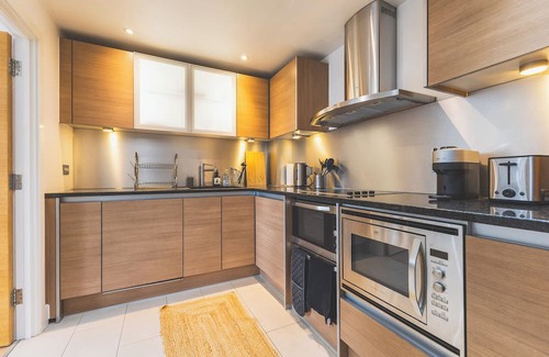 Syon Apartment | Elegant 2 BDR 2 Bath Apartment with Canal Views