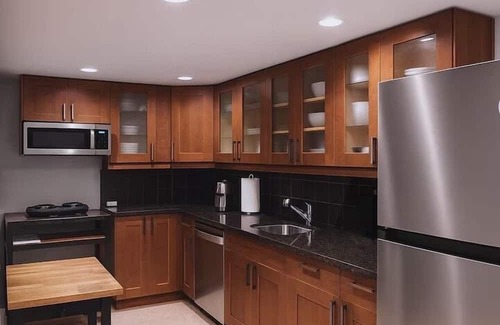 Upper Lonsdale House | 1Bedroom Suite w/private entrance| Views + Home Theatre + Laundry + Free parking