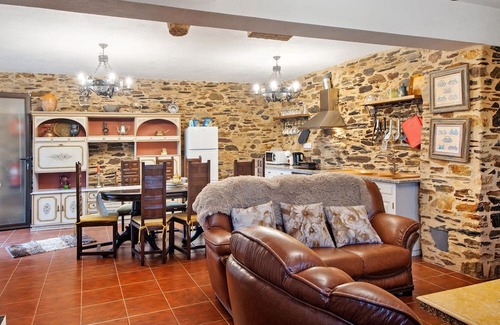 Arouca House | Holiday Home 'T3 Da Chica' with Shared Pool, Wi-Fi and Air Conditioning