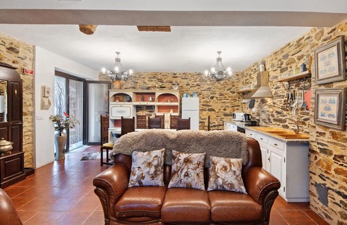 Arouca House | Holiday Home 'T3 Da Chica' with Shared Pool, Wi-Fi and Air Conditioning